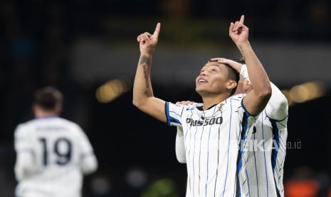 Pemain  Atalanta Luis Muriel melakukan selebrasi  setelah mencetak gol penyeimbang 3-3 saat pertandingan sepak bola grup F Liga Champions UEFA antara BSC Young Boys Bern dan Atalanta Bergamo di stadion Wankdorf di Bern, Swiss,Rabu (24/11) dini hari WIB.