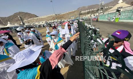 Petugas Penyelenggara Ibadah Haji (PPIH) Arab Saudi 1444 H terus melakukan upaya preventif untuk mengantisipasi jamaah haji yang melempar jumrah di jamarat tidak kelelahan.Di depan Kantor Misi Haji Indonesia di Mina, PPIH Arab Saudi secara konsisten membagikan kurma, air mineral, dan oralit.