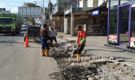 Proyek normalisasi drainase dan perbaikan trotoar oleh Pemerintah Kabupaten Bandung Barat (KBB), di pusat Kota Lembang, Kabupaten Bandung Barat, Selasa (13/6/2023). Proyek tersebut, selain sebagai upaya mengatasi banjir juga merupakan bagian dari penataan Lembang sebagai kota wisata.