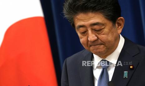  (FILE) - Perdana Menteri Jepang Shinzo Abe berjalan setelah memberikan konferensi pers di kediaman resmi perdana menteri di Tokyo, Jepang, 28 Agustus 2020 (diterbitkan kembali 08 Juli 2022). Menurut otoritas darurat setempat, pada 08 Juli 2022, Mantan Perdana Menteri Jepang Shinzo Abe tampaknya ditembak dan terluka parah saat memberikan pidato di Nara, Jepang. Terduga pelaku penembakan sudah ditahan.