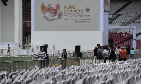 Panitia beraktivitas di Stadion Utama Gelora Bung Karno  (SUGBK) menjelang misa akbar yang dipimpin Paus Fransiskus di Jakarta, Rabu (4/9/2024). Paus Fransiskus akan memimpin misa akbar pada Kamis (5/9) besok yang akan diikuti oleh sekitar 90 ribu umat katolik dari seluruh Indonesia. Nantinya Paus Fransiskus akan menyapa umat katolik mengelilingi SUGBK menggunakan kendaraan Popemobile. Paus Fransiskus  melakukan perjalanan keagamaan dan kenegaraan atau apostolik ke Indonesia selama 4 hari dari tanggal 3-6 September mendatang. Indonesia merupakan negara pertama yang akan dikunjungi Paus Fransiskus selama perjalanan apostoliknya selama 11 hari di kawasan Asia Pasifik.