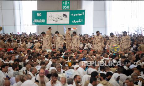 Jamaah haji melempar jumrah aqobah di Jamarat, Makkah, Arab Saudi, Ahad (16/6/2024). Lempar jumrah aqobah merupakan salah satu syarat yang wajib dilakukan pada ibadah haji sebagai simbol pengusiran setan yang pernah dilakukan Nabi Ibrahim AS.