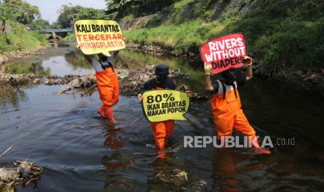 Aktivis lingkungan hidup dari Ecological Observation and Wetlands Conservation (Ecoton) membentangkan poster saat aksi evakuasi popok di anakan sungai Brantas, Jawa Timur. Tim peneliti Ecoton menemukan sejumlah polutan berbahaya di sungai brantas hasil dari pembuangan popok bayi yakni kandungan klorin dan mikroplastik di atas ambang batas normal yang dapat merusak ekosistem sekaligus berbahaya bagi kesehatan manusia. 