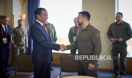  Foto selebaran yang disediakan oleh Layanan Pers Kepresidenan Ukraina menunjukkan Presiden Ukraina Volodymyr Zelensky (kedua kanan) berjabat tangan dengan Presiden Indonesia Joko Widodo (ketiga kiri) saat pertemuan di sela-sela Pertemuan Pemimpin KTT G7 di Hiroshima, Jepang, Ahad (21/5/2023) . KTT G7 Hiroshima akan diselenggarakan dari 19 hingga 21 Mei 2023.