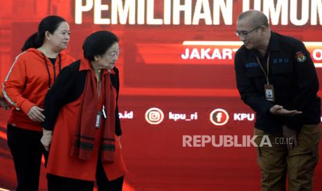 Ketua KPU Hasyim Asyari berbincang dengan Ketua Umum PDI Perjuangan Megawati Soekarnoputri dan Ketua DPP PDIP Puan Maharani usai melakukan pendaftaran bakal pasangan calon presiden dan wakil presiden pada Pemilihan Umum 2024 di Gedung KPU, Jakarta, Kamis (19/10/2023). Pasangan Ganjar Pranowo dan Mahfud MD menjadi pasangan kedua yang mendaftar di KPU sebagai bakal pasangan calon presiden dan wakil presiden 2024. Sebelumnya pasangan Anies- Muhaimin (AMIN) juga mendaftar pada hari ini.