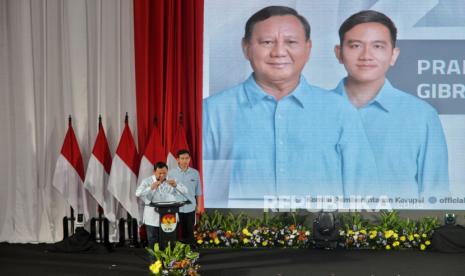 Capres dan cawapres nomor urut 2 Prabowo Subianto dan Gibran Rakabuming Raka menyampaikan gagasannya saat menghadiri acara Penguatan Antikorupsi untuk Penyelenggara Negara Berintegritas (PAKU Integritas) di Gedung KPK, Jakarta, Rabu (17/1/2024). Kegiatan yang diselenggarakan KPK tersebut dihadiri oleh ketiga pasangan capres dan cawapres nomor urut 1, 2 dan 3 dengan tujuan untuk menyampaikan terkait persoalan dan hambatan KPK dalam pemberantasan korupsi sehingga para pasangan capres dan cawapres tersebut dapat terlibat dalam penyelesaian persoalan yang dihadapi KPK.