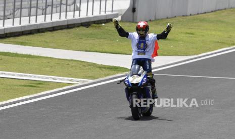 Pebalap Ten Kate Racing Dominique Aegerter berselebrasi usai memastikan gelar juara dunia World Supersport (WSSP) pada Race 1 di Pertamina Mandalika International Street Circuit di KEK Mandalika, Desa Kuta, Kecamatan Pujut, Praya, Lombok Tengah, NTB.