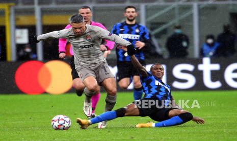 Marlos (kiri) Donetsk beraksi melawan Ashley Young (kanan) dari Inter selama pertandingan sepak bola grup B Liga Champions UEFA antara Inter Milan dan Shakhtar Donetsk di Milan, Italia, 09 Desember 2020.