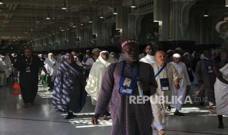 Umat Muslim melakukan Tawaf Perpisahan di sekitar Kabah di Masjidil Haram di Makkah, Arab Saudi, 11 Juli 2022. Jemaah haji yang mengakhiri hari kedua Tashreeq, tinggal dua hingga tiga hari di lembah Mina, akan berangkat area Jamarat dan menuju ke Mekah untuk Tawaf Perpisahan. Otoritas Umum Saudi untuk Statistik mengumumkan bahwa total 899.353 jemaah melakukan ritual haji tahun ini termasuk 779.919 jemaah dari luar negeri, pada tahun pertama Kerajaan mengizinkan jemaah haji luar negeri sejak pembatasan pada tahun 2020 sebagai bagian dari upaya untuk mengekang penyebaran virus corona. Arab Saudi Umumkan Persiapan Bersama untuk Haji Mendatang