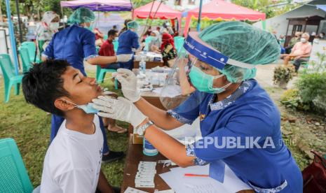 Medan Kembali Masuk Zona Merah Covid-19. Seorang petugas kesehatan mengambil sampel swab dari seorang warga selama tes Covid-19 di sebuah pemukiman di Medan, Sumatera Utara, Indonesia, 03 Juni 2021. 