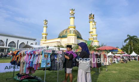 Sejumlah pengunjung memilih baju yang dijual di area bazar Pesona Khazanah Ramadhan 2024 di Islamic Center NTB di Mataram, NTB, Senin (18/3/2024). Pesona Khazanah Ramadhan yang diselenggarakan setiap tahun selama bulan Ramadhan tersebut berlangsung hingga 5 April 2024 dengan berbagai kegiatan diantaranya pesantren expo, bazar UMKM Ramadhan, dan pentas seni budaya Islam. 