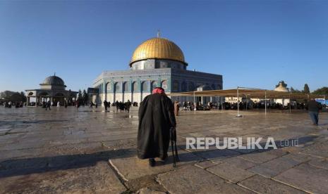 Orang-orang berkumpul di luar Masjid Al-Aqsa untuk menghadiri sholat Jumat terakhir bulan suci Ramadhan di Kota Tua Yerusalem, Jumat (14/4/2023).