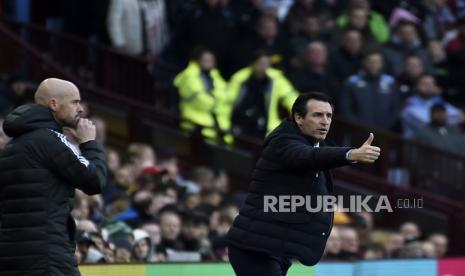 Manajer Aston Villa Unai Emery memberi isyarat di sebelah pelatih kepala Manchester United Erik ten Hag, kiri, selama pertandingan sepak bola Liga Premier Inggris antara Aston Villa dan Manchester United di Villa Park di Birmingham, Inggris, Ahad, 6 November 2022.