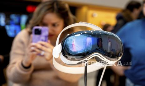 An Apple Vision Pro headset rests on display during the first day of sales at a Palo Alto, Calif., Apple store on Friday, Feb. 2, 2024. 