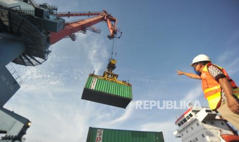 Petugas Pelindo II menggunakan masker memantau aktivitas bongkar muat peti kemas di Pelabuhan Teluk Bayur, Padang, Sumatera Barat, Jumat (26/6). Kementerian BUMN mengangkat Mega Satria sebagai Direktur Keuangan IPC menggantikan Yon Irawan.