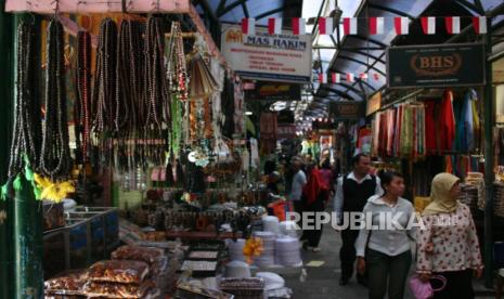 WISATA RELIGI.Bulan suci Ramadhan mulai banyak dimanfaatkan umat muslim yangmenjalankan ibadah puasa untuk berwisata religi,diantaranya wisata religius MasjidAmpel Surabaya.Wisata religi masjid ampel Surabaya yang dibangun pada abad ke 15 inimerupakan salah satu objek wisata religius utama bagi kota Surabaya.Terlihat seorangwisatawan mancanegara berwisata religi di pusat pembelanjaan barang-barang khastimur tengah yang letaknya disamping Masjid Sunan Ampel Jumat (28/8).IMAM BUDIUTOMO/REPUBLIKAturis belanja28 agustus 2009 ;