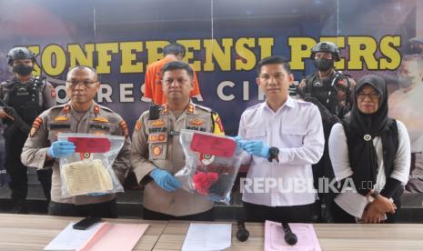 Wakapolresta Cirebon, AKBP Dedy Darmawansyah, menunjukkan barang bukti kasus penangkapan pembuang bayi yang ditemukan warga di Desa Semplo,  Kabupaten Cirebon, Senin (27/2/2023). 