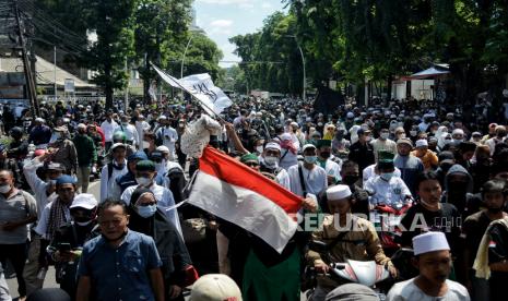 Massa aksi Reuni 212 memadati kawasan Tanah Abang, Jakarta, Kamis (2/12). Massa membubarkan diri sekitar pukul 10.00 WIB setelah berusaha melakukan aksi damai di kawasan Monumen Nasional. Berdasarkan pantauan sejumlah petugas gabungan dari TNI, Polri melakukan penjagaan ketat dibeberapa titik lokasi seperti kawasan Patung Kuda,  Jalan Thamrin, Gambir, dan kawasan Istana Merdeka serta mengimbau massa aksi untuk menghindari kerumunan pada masa pandemi Covid-19.  