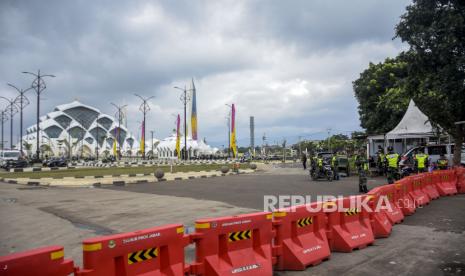 Anggota TNI berjaga di depan pintu masuk Masjid Raya Al Jabbar, Gedebage, Kota Bandung, Provinsi Jawa Barat, Senin (27/2/2023). Pemerintah Daerah Provinsi Jawa Barat menutup sementara Masjid Raya Al Jabbar hingga 13 Maret mendatang dalam rangka penataan dan pemeliharaan jelang bulan suci Ramadhan.