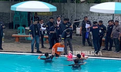 Penyidik Jatanras Polda Metro Jaya menggelar rekonstruksi kasus dugaan pembunuhan terhadap anak artis Tamara Tyasmara, Raden Andante Khalif Pramudityo alias Dante (6 tahun) dengan tersangka Yudha Arfandi di Taman Kolam Renang Tirta, Pondok Kelapa, Jakarta Timur, Rabu (28/2/2024). 