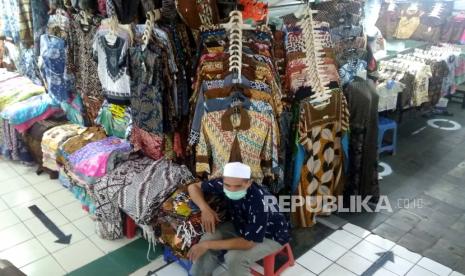 Garis panduan berbelanja dipasang di Pasar Beringharjo, Yogyakarta, Selasa (16/6). Menyambut era new normal masa pandemi Covid19, Pasar Beringharjo menggunakan garis panduan berbelanja