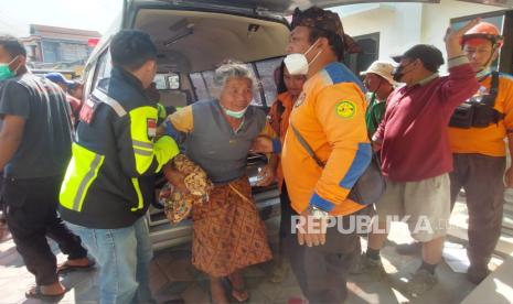 Sedikitnya 89 warga Dusun Ngaduman, Desa Tajuk, Kecamatan Getasan, Kabupaten Semarang dievakuasi akibat lingkungan mereka terdampak asap kebakaran hutan dan lahan (karhutla) lereng Merbabu, di Kabupaten Semarang, Sabtu (28/10).Mereka merupakan balita, para ibu hamil dan para lansia yang mengalami sesak nafas dan gangguan mata akibat asap tebal dan abu sisa kebakaran yang terbawa angin hingga lingkungan Dusun Ngaduman.Penanganan kesehatan warga terdampak karhutla lereng Merbabu ini dilakukan di Balai Desa Batur, Kecamatan Getasan sekaligus sebagai shlter sementara.