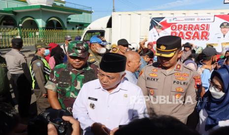 Bupati Malang, M Sanusi (tengah) meninjau Operasi Pasar Murah di Pasar Bululawang, Kabupaten Malang, Rabu (22/2/2023). Foto: 