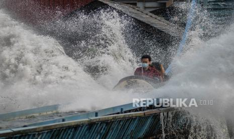 Pemerintah Provinsi DKI Jakarta membatasi kapasitas wisata tirta atau wisata dan olah raga air hingga 25 persen dari kapasitas maksimal selama diberlakukan Pembatasan Sosial Berskala Besar (PSBB) Transisi di Ibu Kota. [Ilustrasi wahana permainan Dunia Fantasi, Taman Impian Jaya Ancol, Jakarta.]