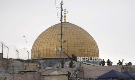 Israeli police secure worshippers during the weeklong Jewish holiday of Sukkot, at the Western Wall, from their perch beside the the Temple Mount, known to Muslims as the Noble Sanctuary, or the Al-Aqsa Mosque compound in the Old City of Jerusalem, Monday, Oct. 2, 2023. The holiday commemorates the Israelites 40 years of wandering in the desert and a decorated hut is erected outside religious households as a sign of temporary shelter.