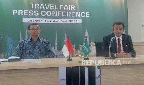 Country Manager Saudia Airlines untuk Indonesia, Faisal Alallah (kanan) didampingi Presdir PT Ayu Berga Andri Bermawi saat konferensi pers terkait acara Saudia Travel Fair di Menara Imperium, Jakarta, Jumat (20/10/2023). Acara ini akan digelar di Atrium Senayan City, Jakarta pada 27-29 Oktober 2023 mendatang. 