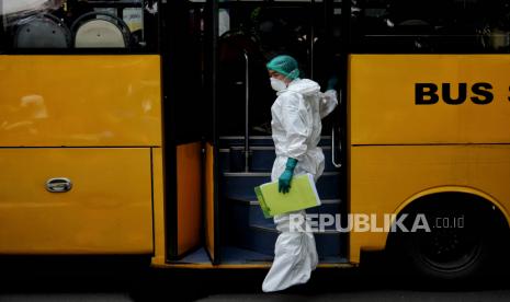 Pasien Covid-19 menaiki bus untuk di evakuasi di Puskesmas Kecamatan Setiabudi, Jakarta. Menurut Gubernur DKI Jakarta Anies Baswedan, saat ini terjadi penurunan angka keterisian RS rujukan Covid-19 di Jakarta menjadi 55 persen.