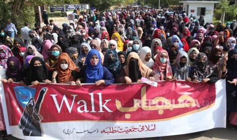 Mahasiswa dari Universitas Karachi meneriakkan slogan-slogan menentang India setelah seorang gadis Muslim di negara bagian Karnataka ditolak masuk ke perguruan tinggi karena menentang larangan hijab negara bagian, di Karachi, Pakistan, 14 Februari 2022. 