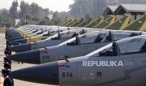  Jet tempur JF-17 Thunder kursi ganda, produk dari usaha patungan antara Pakistan Aeronautical Complex (PAC), dan Kamra China dan Chengdu Aircraft Industry Corporation (CAC), terlihat di Pakistan Aeronautical Complex setelah dikirim oleh China, di Kamra, Pakistan, 30 Desember 2020. Jet tempur dua kursi rancangan China yang diproduksi bersama oleh Pakistan itu dimasukkan ke dalam armada PAF pada 30 Desember.