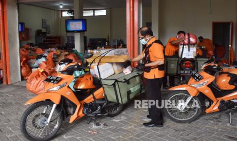 Petugas menyiapkan paket sebelum dikirim ke alamat tujuan di Kantor Sentral Distribusi Kantor Pos Besar Madiun, Jawa Timur, Selasa (12/5/2020). Menurut petugas, selama masa pandemi COVID-19 terjadi peningkatan jumlah pengiriman paket dari empat hingga lima ton menjadi sembilan hingga 10 ton per hari yang sebagian besar merupakan paket belanja daring