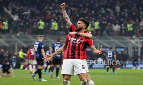 Olivier Giroud (depan) dari AC Milan.