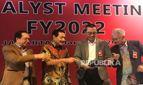 Direktur Utama Bank Jatim Busrul Iman bersama direksi lainnya menggelar konferensi pers paparan kinerja sepanjang 2022 di Hotel Alila SCBD, Selasa (7/3/2023). 