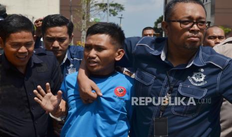 Sosok Pegi Setiawan alias Perong alias Robi Irawan pelaku utama pembunuhan Vina dan Ekky di Cirebon tahun 2016, di hadirkan saat konferesi pers di Mapolda Jabar, Ahad (26/5/2024). Dalam kesempatan itu disampaiakn proses penangkapan terhadap pelaku yang buron berlangsung lama karena pelaku mengubah identitasnya saat pindah ke Kabupaten Bandung tahun 2016 silam. Usai acara rilis, kepada wartawan Pegi membantah telah melakukan pembunuhan terhadap dua sejoli tersebut.