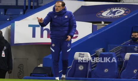 Manajer Chelsea Thomas Tuchel memberi isyarat selama pertandingan sepak bola Liga Utama Inggris antara Chelsea FC dan Newcastle United di London, Inggris, 15 Februari 2021.