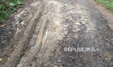 Masyarakat memajang spanduk sindiran terkait kondisi kerusakan di Jalan.