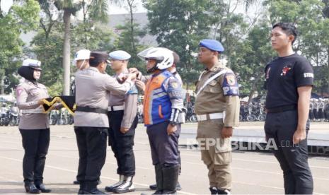 Wakapolda Jawa Barat Brigjen Pol Bariza Sulfi saat memberikan keterangan pers usai apel pengamanan Piala Dunia U-17 di lapangan Upakarti, Pemkab Bandung, Kamis (9/11/2023). 