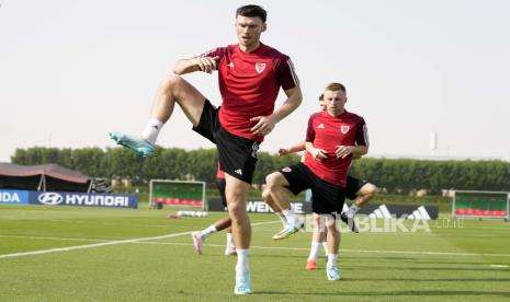  Kieffer Moore dari Wales, pemain depan, dan rekan setimnya berpartisipasi dalam sesi latihan resmi Wales menjelang pertandingan sepak bola Piala Dunia grup B antara AS dan Wales, di Doha, Qatar, Ahad, 20 November 2022.