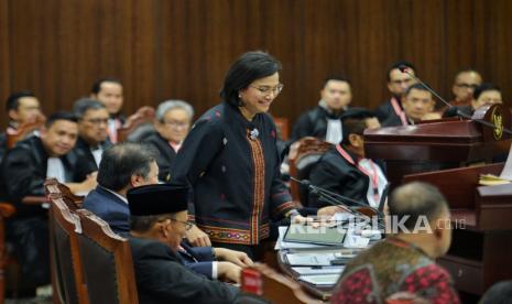 Menteri Keuangan Sri Mulyani memberikan keterangan saat menghadiri sidang lanjutan sengketa hasil Pilpres 2024 di Mahkamah Konstitusi, Jakarta, Jumat (5/4/2024). MK memanggil empat Menteri kabinet Jokowi-Maruf dalam sidang lanjutan PHPU Pilpres 2024 yakni Menko PMK, Menko Perekonomian, Menkeu dan Mensos..