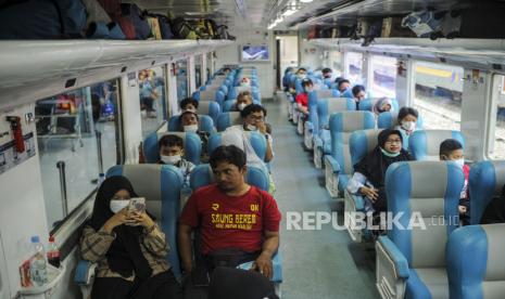 Sejumlah penumpang menunggu waktu keberangkatan kereta di Stasiun Pasar Senen, Jakarta, Rabu (27/4/2022). Lima hari jelang hari raya Idul Fitri 1433 Hijriah terdapat 17.400 penumpang kereta api melakukan mudik dari Stasiun Pasar Senen. Pemudik dilarang berbicara maupun menerima panggilan telepon di dalam transportasi umum.