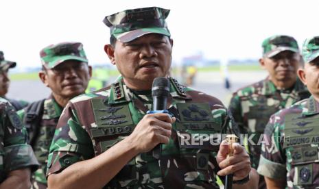  Panglima TNI Laksamana Yudo Margono, berbicara kepada media saat konferensi pers di Pangkalan Udara Juanda di Surabaya, Jawa Timur, Selasa (18/4/2023). Panglima TNI pada hari Selasa menolak klaim kelompok separatis bahwa mereka telah membunuh lebih dari selusin tentara pemerintah yang sedang mencari seorang pilot Selandia Baru yang disandera oleh para pemberontak di wilayah Papua yang bergolak.