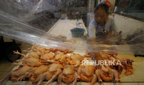 Pedagang menata daging ayam ras di salah satu stan di Pasar Tambah Rejo, Surabaya, Jawa Timur, Rabu (1/7/2020). Berdasarkan data dari Badan Pusat Statistik (BPS) inflasi pada Juni 2020 sebesar 0,18 persen atau lebih rendah dari periode yang sama tahun sebelumnya yakni sebesar 0,55 persen yang dipengaruhi oleh kenaikan harga pada kelompok makanan dan minuman, terutama harga daging ayam ras dan telur ayam ras di tengah kondisi pandemi COVID-19. ANTARA FOTO/Moch Asim/foc.