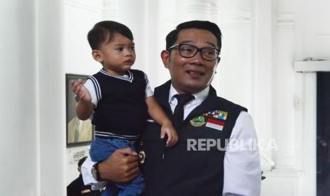 Gubernur Jawa Barat Ridwan Kamil mengajak putra kecilnya Arkana Aidan Misbach ke kantornya di Gedung Sate, Kota Bandung, Senin (6/6). Kedatangan Ridwan Kamil dengan putra bungsunya itu adalah momentum pertama Ridwan Kamil berkantor setelah masa berduka dan pulang ke Indonesia usai memantau proses pencarian putra sulungnya, Emmeril Kahn Mumtadz di Sungai Aere, Bern, Swiss.