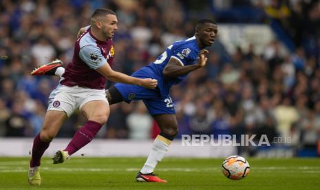 Kapten Aston Villa John McGinn (kiri).