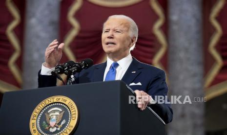 Presiden Joe Biden berbicara dari Statuary Hall di US Capitol untuk menandai peringatan satu tahun kerusuhan 6 Januari di US Capitol oleh para pendukung setia kepada Presiden Donald Trump, Kamis, 6 Januari 2022, di Washington. Biden mengatakan jaringan kebohongan yang disebarkan Trump merusak demokrasi AS.