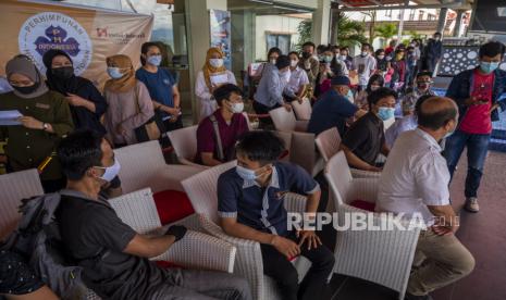 Sejumlah pekerja sektor pariwisata antre untuk mengikuti vaksinasi COVID-19. ilustrasi