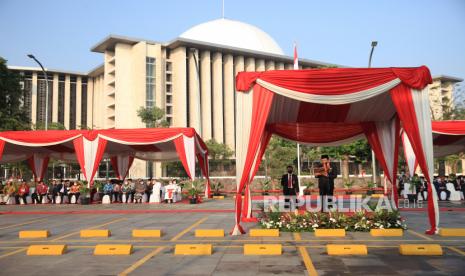 Imam Besar Masjid Istiqlal Nasaruddin Umar memimpin  upacara HUT ke-77 Kemerdekaan RI di kawasan Masjid Istiqlal, Jakarta, Rabu (17/8/2022). Upacara Peringatan Hari Kemerdekaan ke-77 Republik Indonesia tersebut diikuti sejumlah pengelola Masjid Istiqlal, pelajar dan sejumlah tokoh lintas agama. 